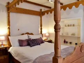A D Coach House Cottage - Image 3