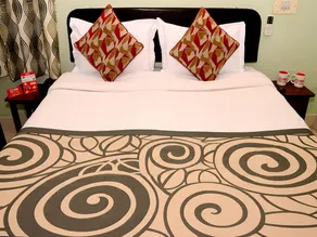 The Crown Plaza Guest House & Restaurant - Image 2