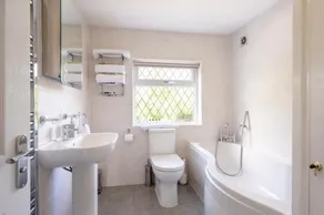Mulberry House - Luxurious and Modern 4-Bed in Solihull near NEC,JLR, Airport, Resorts World, HS2 - Image 4