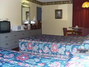 Econo Lodge Watertown - Image 5