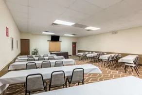 Econo Lodge - Image 5