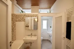Fantastic Apartment in Enchanting Neighbourhood - Image 4