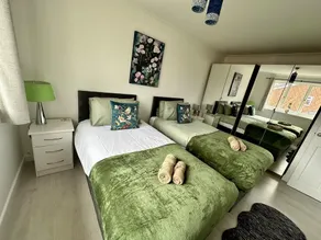 Spacious 4-br Cambridge House, Free Parking - Image 2