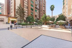 Amplio y Céntrico Recién reformado Calefacción central jardines supermercados cafeterías y todos los servicios en el corazón de la ciudad - Image 3