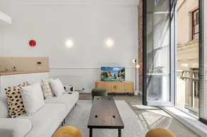 Classic 1-Bed City Stay Near Eateries and Laneways - Image 4