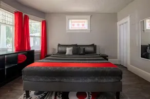 The Ladybug Lounge - Cozy Spacious Home Near Downtown With Parking, 500Mb Wifi & Self Check In - Image 3