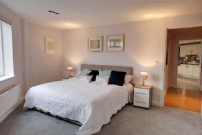 Ravens House Sapphire Apartments - Image 5