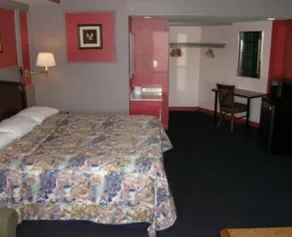 The Manor Motel - Image 2