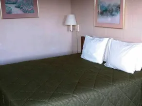 Red Carpet Inn Dix - Image 2