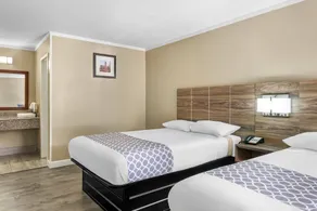 Budget Inn Charlotte - Image 3