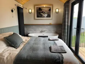 Whimple Shepherd Hut, Sleeps 2, Wood Fire & Garden - Image 3