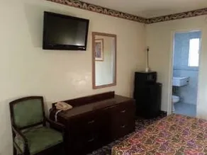 Pomona Lodge Motel - Image 2