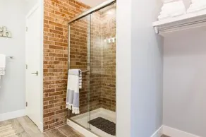 Contemporary Large Home, 4 Bed 3 Bath, w King Bed - Rain Shower - 5 Mins to WEM - Patio - NetFlix - - Image 2