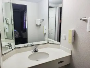 Americas Best Value Inn - Little Rock / West Medical Center - Image 2