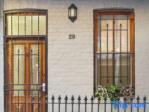 Stylish 4Bedroom Terrace House in Chippendale - Image 1