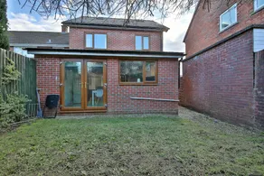 Bright & Airy 3-Bed with Off Street Free Parking - Image 2