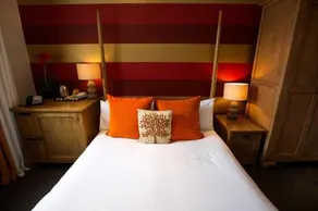 Cinnabar Café Hotel - Image 5