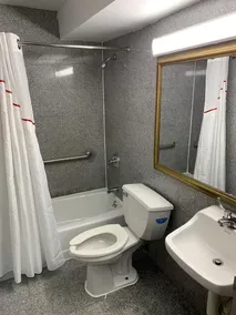 Red Roof Inn Copiague - Image 3