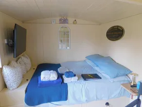 Haslemere - Cabin - Sleeps 2 - Parking - Garden - Image 5