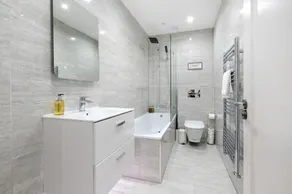 Crown Place 2 & 3 Bedroom Luxury Apts - Image 4