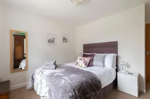 Luxury Cheltenham Home with EV charger Lechampton Hills - Image 2