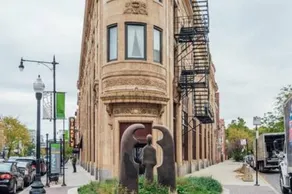 Cozy, Stylish 2BR Apt near O'Hare Int'l Airport - Image 4