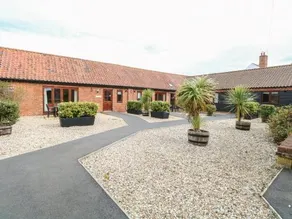 Holly Berry Dereham - Image 3