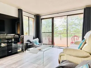 Beachside spacious unit with a large verandah - Image 3