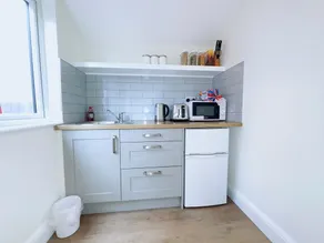 Refurb Private Suite - Wimbledon & Airport Access - Image 2