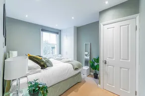 Stylish 2 bed flat with ensuites - Image 5
