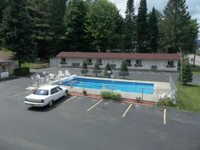 Carriage House Motor Inn - Image 5