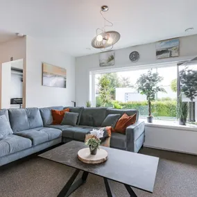 Huswell Spacious house with garden and parking - Image 2
