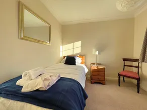 Spacious 4 Bedroom House with Garden and Parking - Image 3