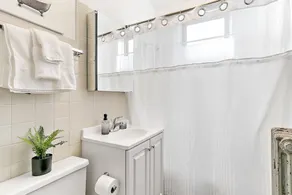Welcoming and Trendy 1BR Apt in Vibrant North Center - Image 3