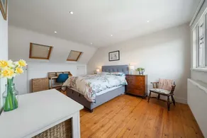 A delightful 4-bedroom home with a private garden - Image 2