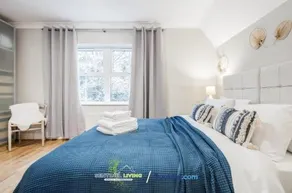 Pet Friendly Spacious Townhouse North Ascot - Image 2