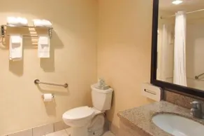 Days Inn & Suites by Wyndham Cincinnati - Image 2