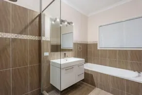 7 Ibis Court Spacious Family Home With Large Outdoor Area Swimming Pool & Ample Parking - Image 2