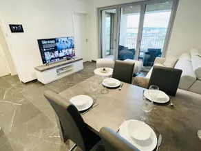Luxury Flat with Parking & Large Terrace - Image 5