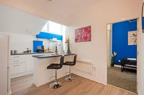 Cosy 1-bed Apartment in Bury Town Centre - Image 5