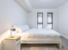 Kozyguru | Redfern | Cozy Apt Near Train Station - Image 3