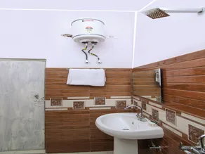 Hotel Venus Inn By OYO Rooms - Image 3