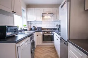 Large 3 bed, 3 bath house with parking - Ashby Town centre - Image 3