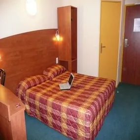 Adam's Hotel - Image 2