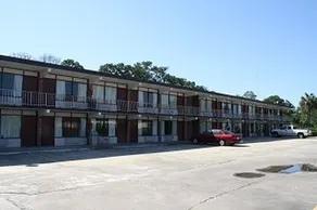 Budget Motel & Efficiencies - Image 1