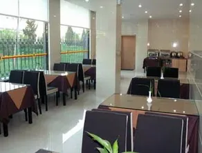 Super 8 by Wyndham Dalian Railway Station - Image 3