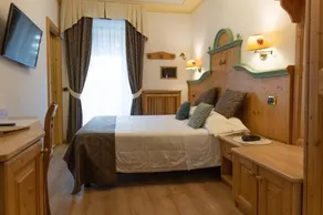 Alexander Hotel - Image 3