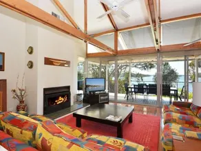 Morisset Bay Waterfront Views House - Image 2