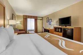 Quality Inn Exit 4 - Image 2