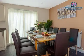 Syster Properties Serviced Accommodation Leicester 5 Bedroom House Glen View - Image 2
